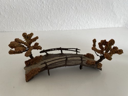 Alte brücke mit bäumen - brücke,